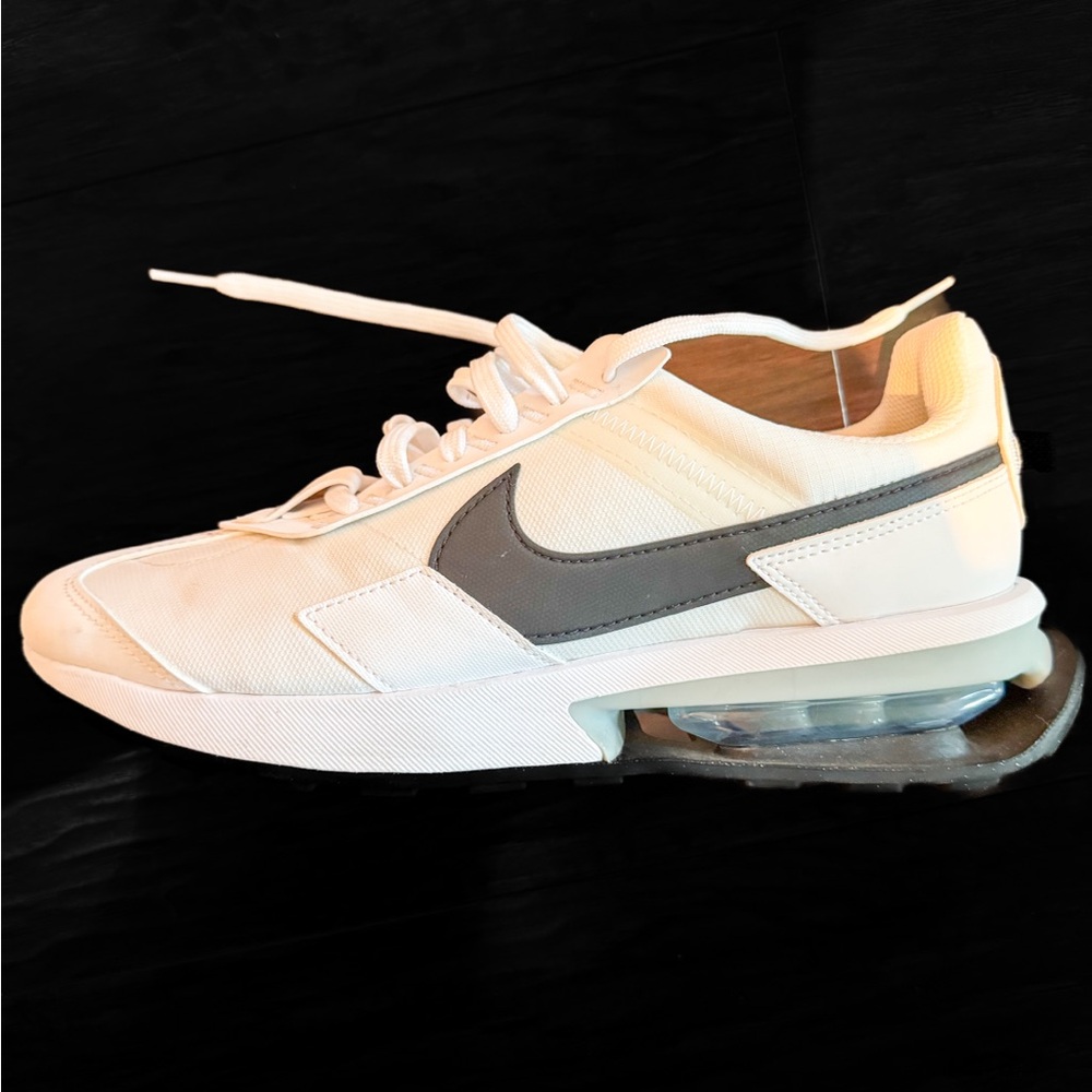 Nike White and Black Women’s Air Max Pre-Day athletic sneakers Size 9.5